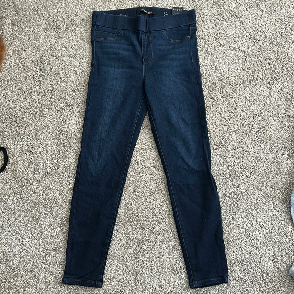 Elastic waist skinny jeans.